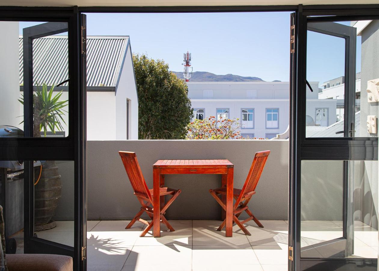 Marine Square Luxury Suites Hermanus Exterior photo